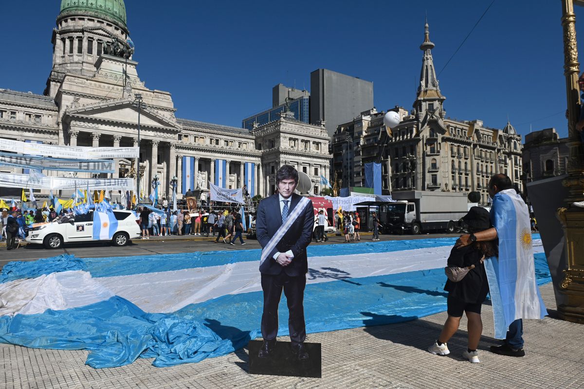 Una imagen de Miley y una gran bandera argentina, frente al Congreso.