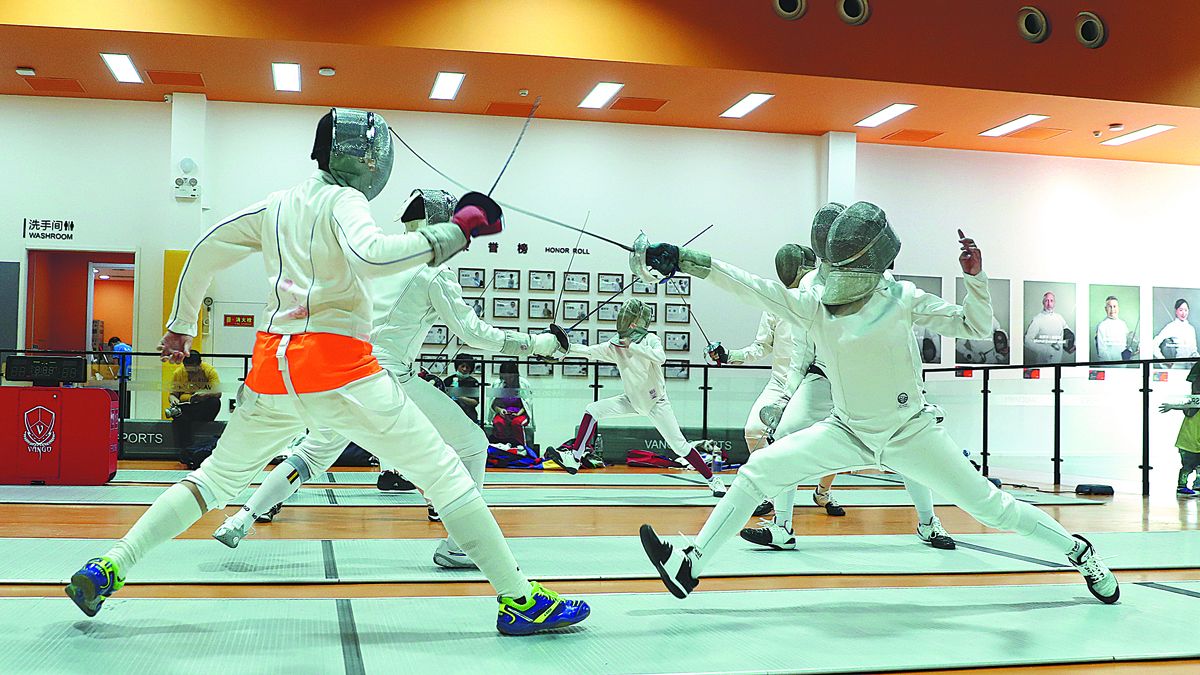 Jóvenes estudiantes participan en combates de esgrima en Vango Sports, un club de esgrima en Beijing, en septiembre. ZOU HONG / CHINA DAILY