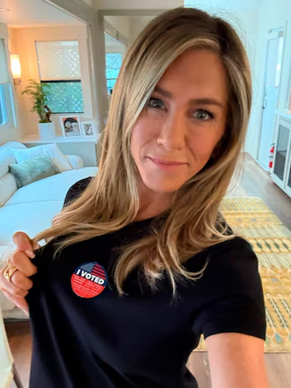 Jennifer Aniston invitó a los ciudadanos a cumplir con su deber. Jennifer Aniston invitó a los ciudadanos a cumplir con su deber.