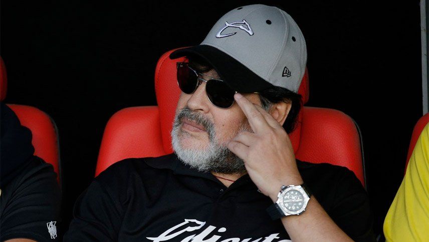 Maradona fue operado con éxito de la rodilla derecha