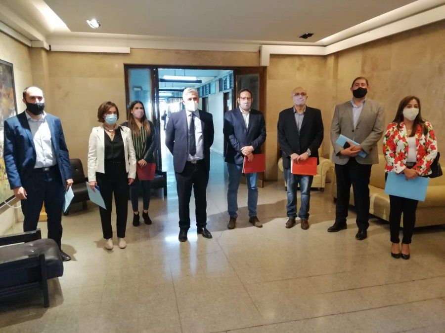 Legisladores del PJ llegaron hasta Casa de Gobierno para reunirse con la ministra de Salud, Ana María Nadal, pero no lograron que ningún funcionario los atendiera. Le dejaron 30 pedidos de informe&nbsp;