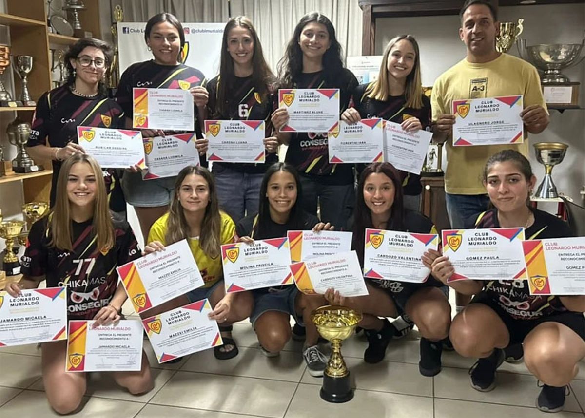 Las chicas de Murialdo están orgullosas tras lograr el título. Las chicas de Murialdo están orgullosas tras lograr el título.