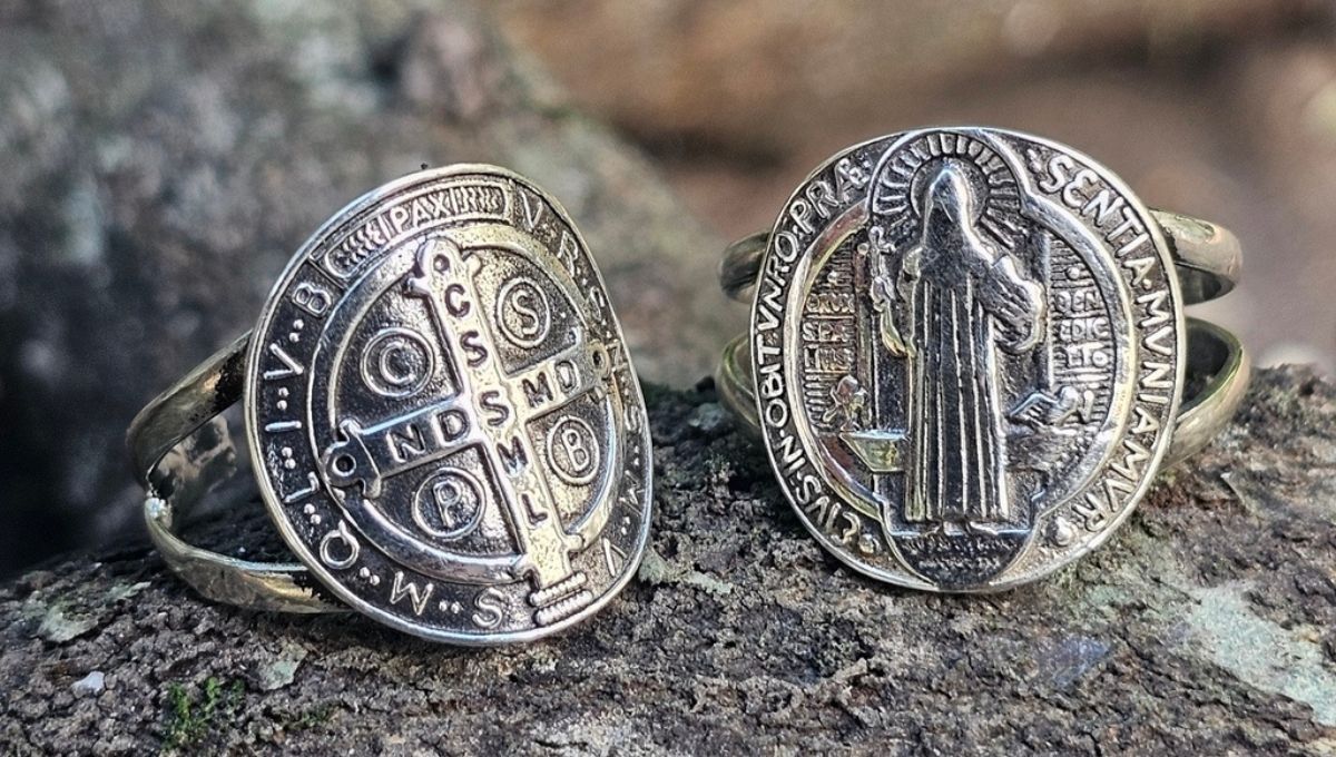 ¿En qué dedo debe ir el anillo de San Benito?