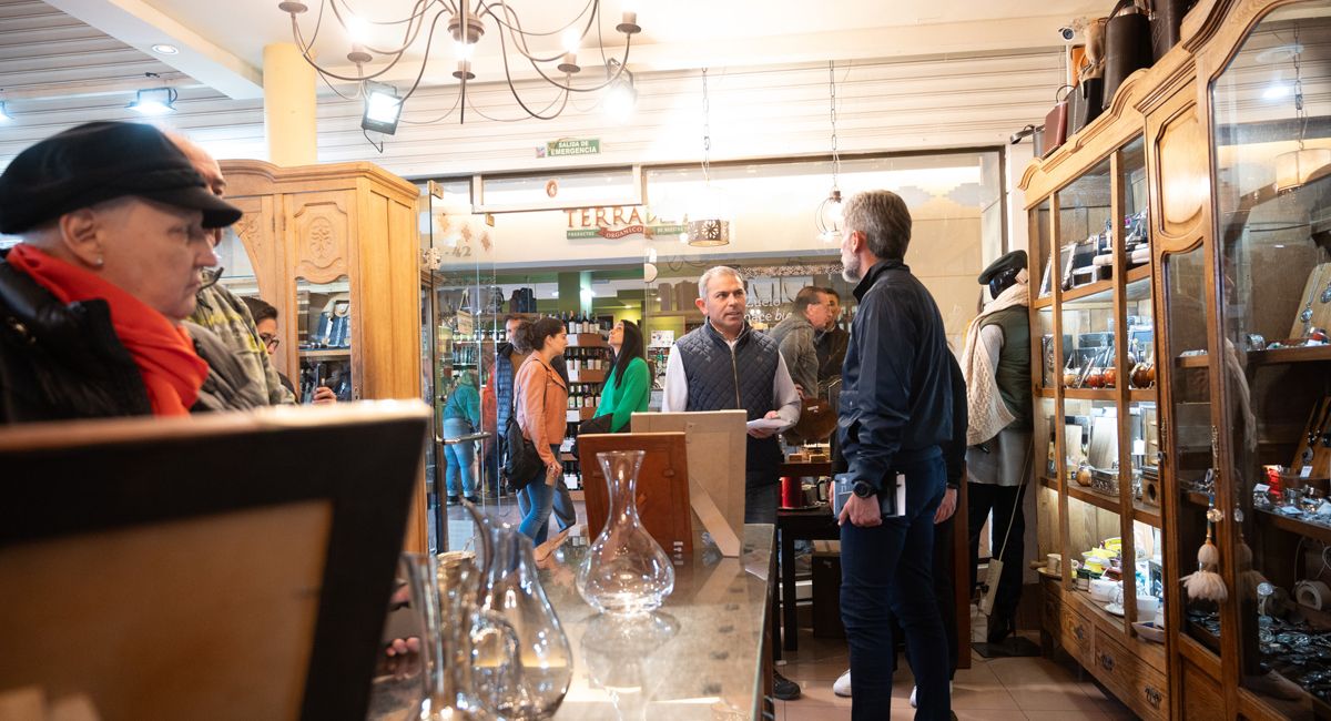 El intendente de Capital, Ulpiano Suarez, recorrió varios comercios de la Galería Piazza. El intendente de Capital, Ulpiano Suarez, recorrió varios comercios de la Galería Piazza.
