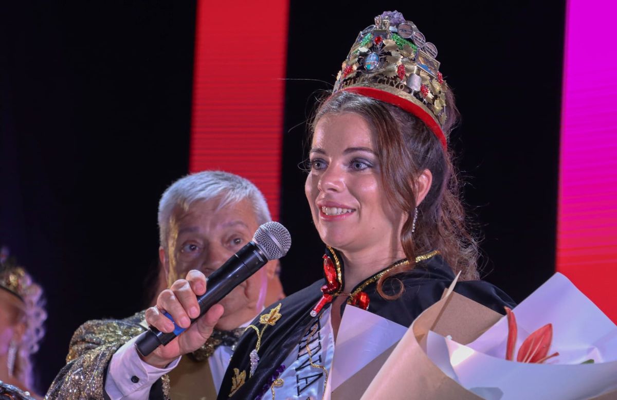 Emilia Rocío Silva, nueva Reina de Luján. Apenas elegida tomó la palabra y quien le sostuvo el micrófono fue el infaltable chaperón de todas las Vendimias, Santiago Morales.