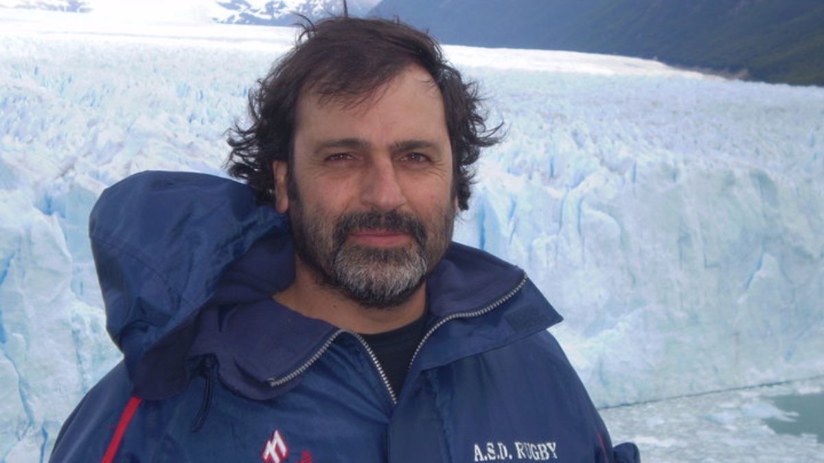 Omar Turcumán es un recordado rugbier mendocino, que jugó en el seleccionado nacional Los Pumas en los años 80 y actualmente es entrenador y está con residencia en Chile, donde fueron a visitarlo sus hijos de 13 y 18 años, que ahora se ven varados sin poder retornar a comenzar las clases debido a las nuevas restricciones a los ingresos desde el exterior.