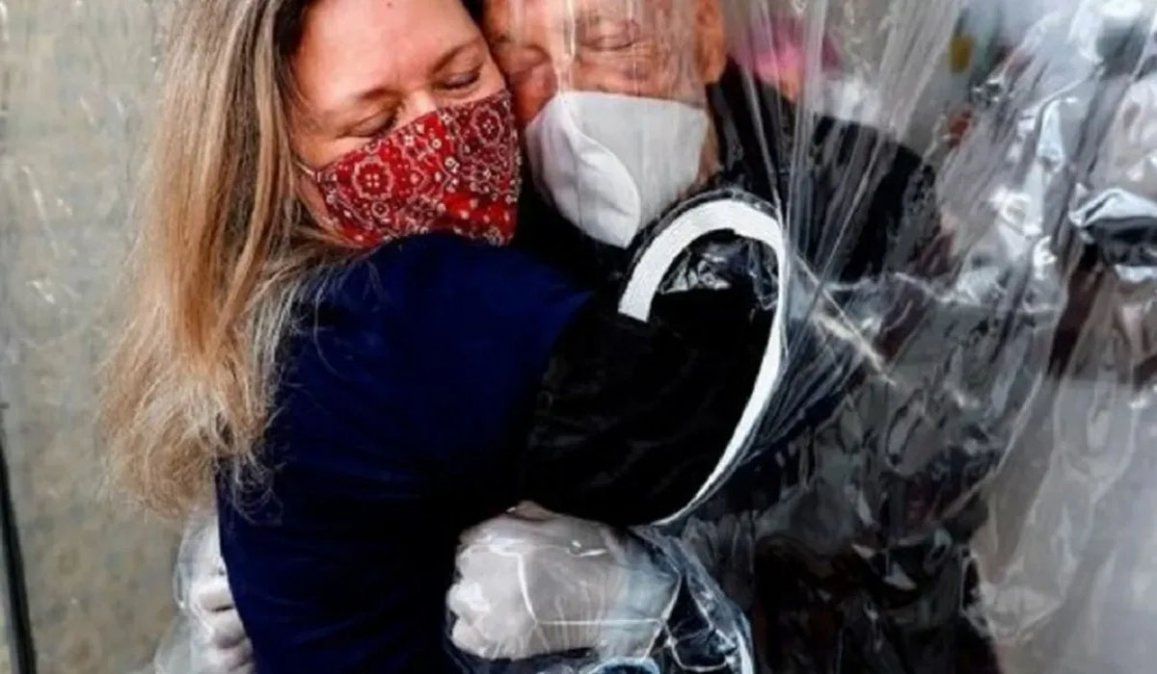 La impactante postal de una cortina de abrazos fue elegida como imagen de la Navidad para rendir homenaje a todos los afectados por el coronavirus en el mundo