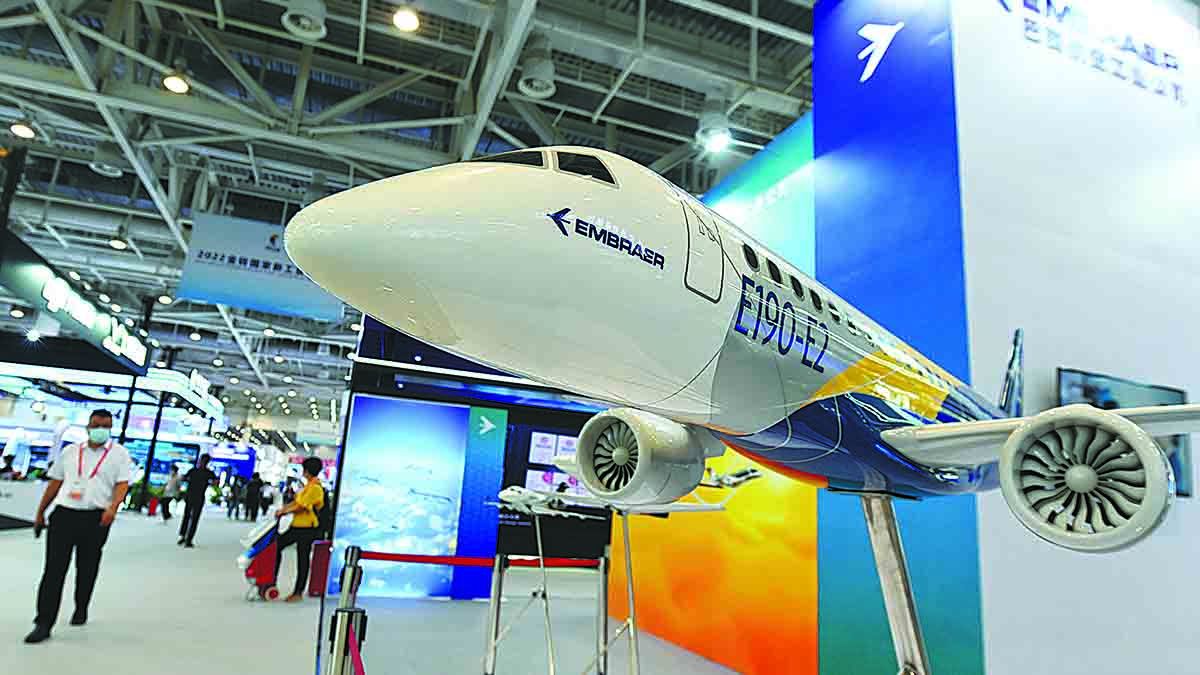 Un modelo de avión Embraer E190-E2 se exhibe en la 22ª Feria Internacional de Inversión y Comercio de China el 8 de septiembre. La nación sigue siendo atractiva para los inversores extranjeros. LIN SHANCHUAN / XINHUA