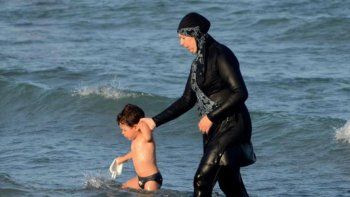 Francia vetó la prohibición del burkini en los balnearios de la Costa Azul