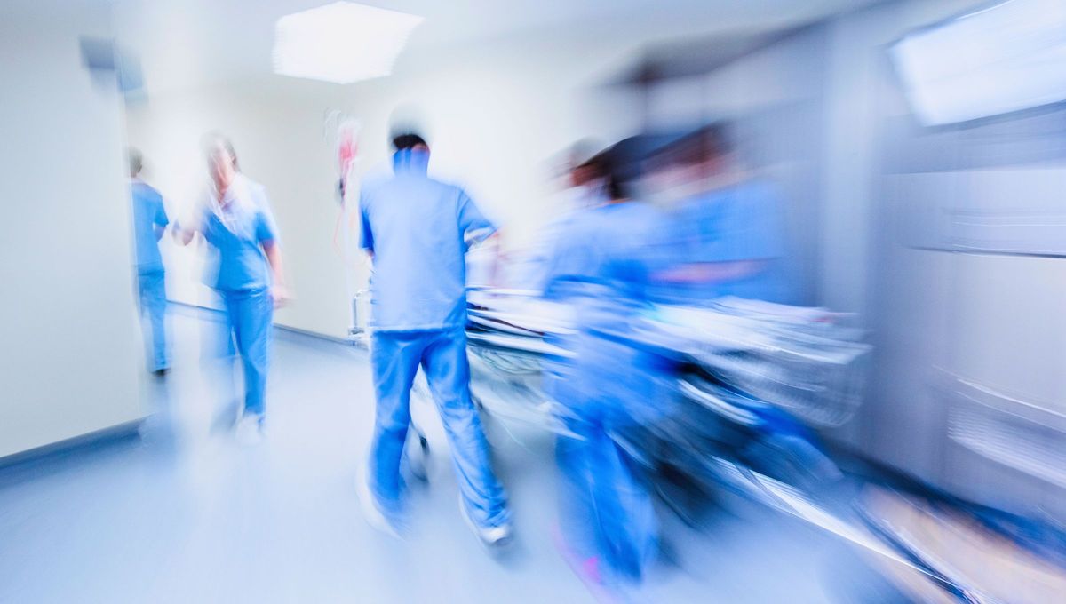 Usar el pañuelo blanco en el auto habla de una situación de emergencia médica. Es como un “símbolo improvisado”, algo así como una forma casera de avisar la situación en la que se encuentran los que están dentro del auto. Usar el pañuelo blanco en el auto habla de una situación de emergencia médica. Es como un “símbolo improvisado”, algo así como una forma casera de avisar la situación en la que se encuentran los que están dentro del auto.