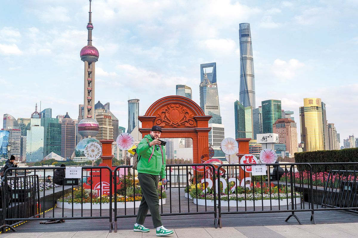 Un turista extranjero se toma un selfie en el Bund de Shanghai el 28 de enero. GAO ERQIANG / CHINA DAILY.