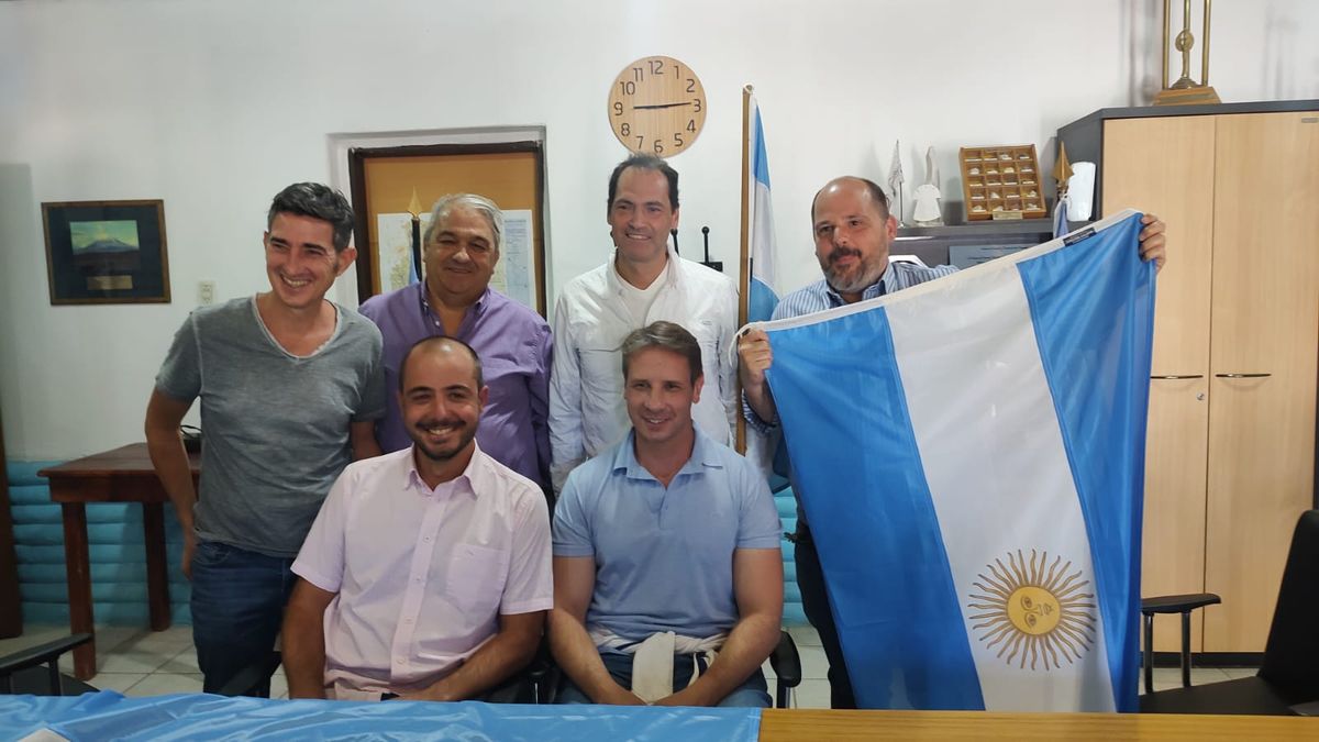 Andrés Vavrik (sentado a l izquierda), vocal y expresidente de la Cámara de Comercio de General Alvear, fue quien organizó el caravanazo. En la foto, acompañado de los empresarios Mauricio Badaloni, Jorge Noguerol, Gustavo Miras y Diego Stortini.