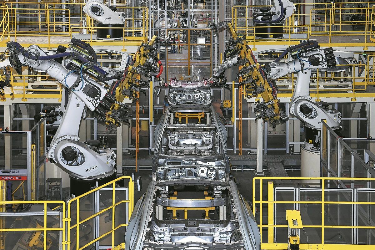 Una línea de soldadura automatizada opera en la planta del fabricante de automóviles chino Geely en Baoji, provincia de Shaanxi. ZOU JINGYI / XINHUA