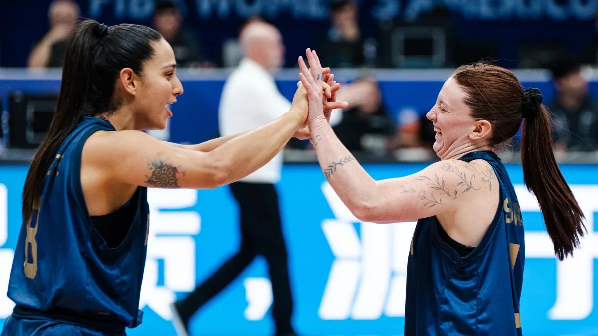 La mendocina Andrea Boquete (izq.) celebra junto a Delfina Saravia una anotación. la otra local, Victoria Gauna anotó desde los tiros libres ante El Salvador. La mendocina Andrea Boquete (izq.) celebra junto a Delfina Saravia una anotación. la otra local, Victoria Gauna anotó desde los tiros libres ante El Salvador.