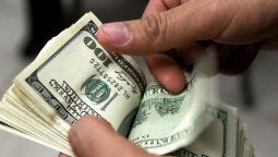 Sube el dólar y baja la bolsa
