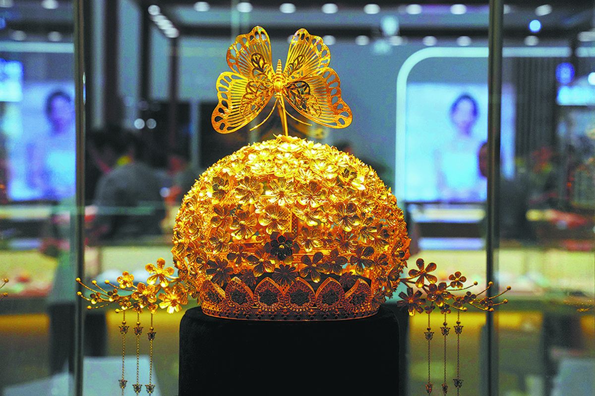 Una corona dorada se exhibe en el estand de la joyería Lao Feng Xiang. WANG CHENGLONG / PARA CHINA DAILY. Una corona dorada se exhibe en el estand de la joyería Lao Feng Xiang. WANG CHENGLONG / PARA CHINA DAILY.
