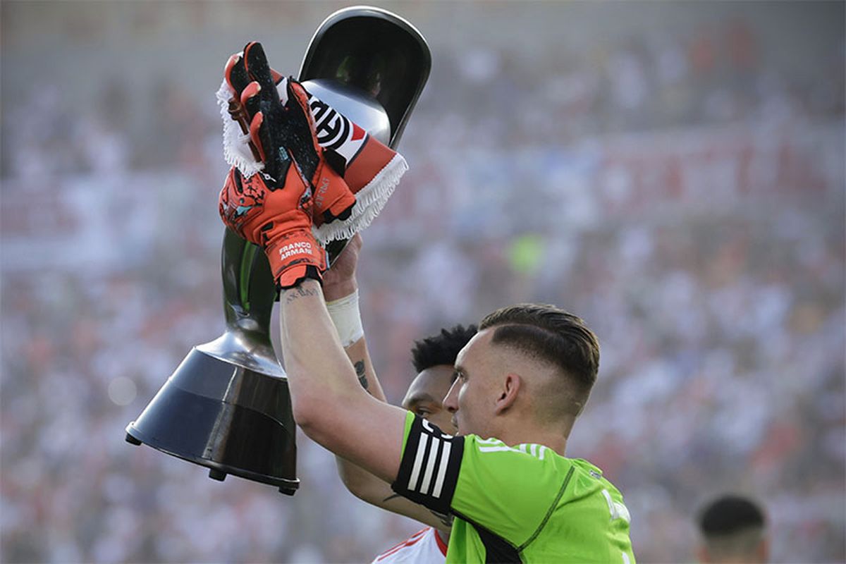 Franco Armani lleva la Supercopa Argentina que ganó River. Franco Armani lleva la Supercopa Argentina que ganó River.
