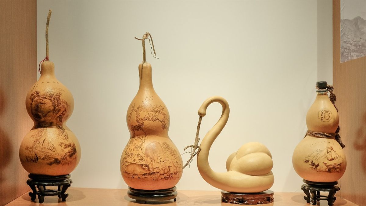 Las obras de Niu Chengguo de calabazas de botella pintadas al fuego. PARA USO DE CHINA DAILY.