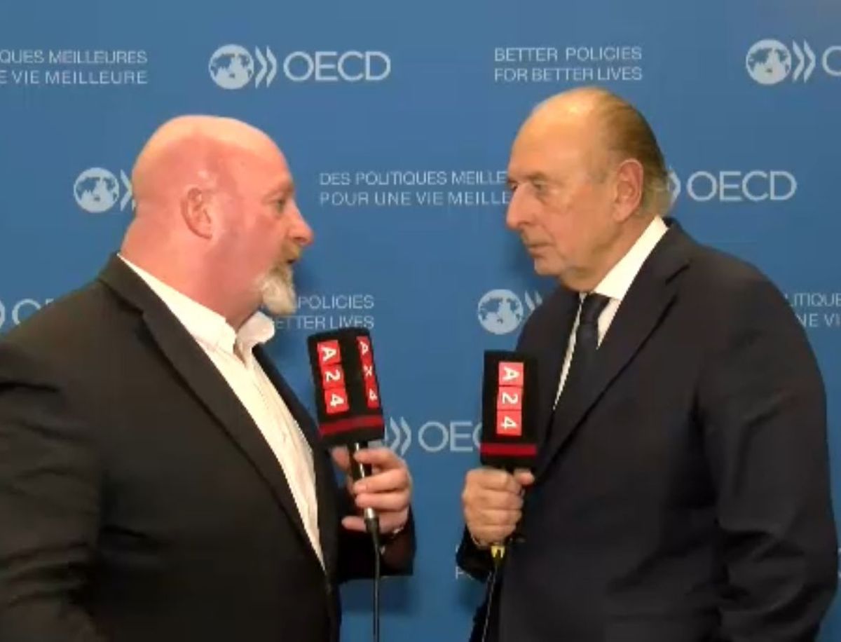 Jos&eacute; Luis Manzano con el periodista Cristian Martin en la conferencia de la OECD.
