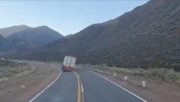 Un camión de bananas sobrepasó a otro a alta velocidad camino a Chile y volcó