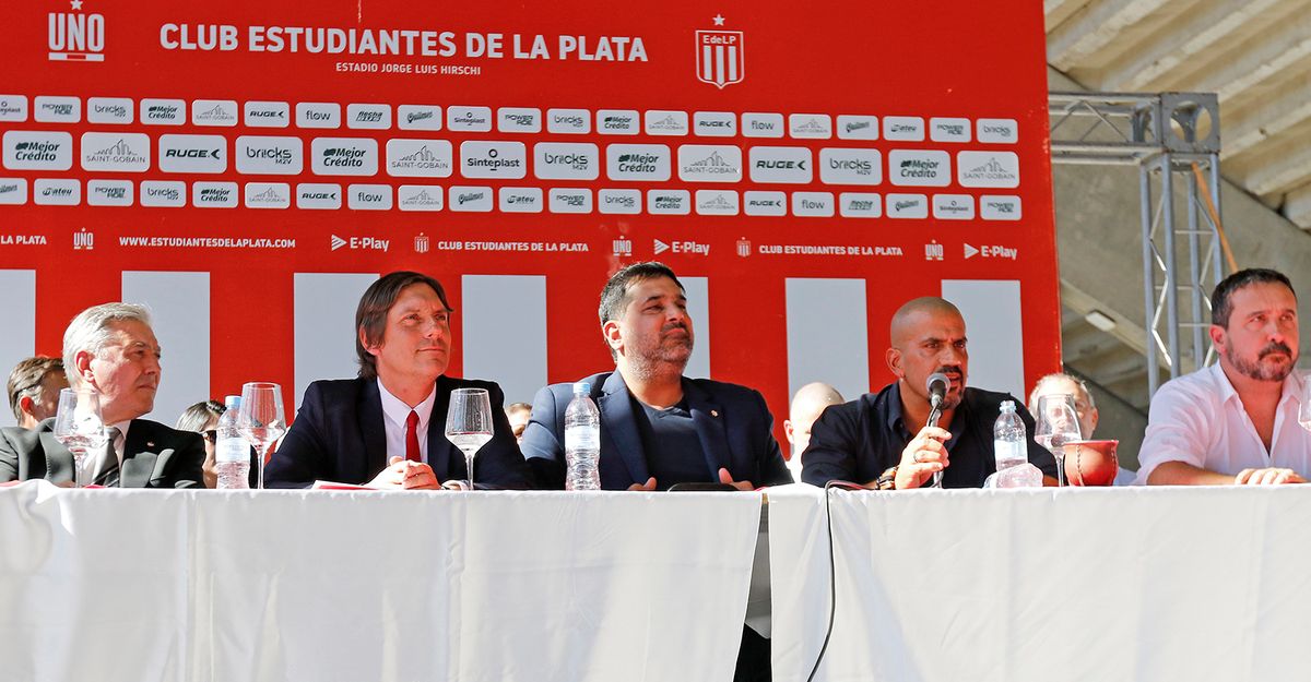 Juan Sebastián Verón asumió su tercera presidencia de Estudiantes de La Plata. Juan Sebastián Verón asumió su tercera presidencia de Estudiantes de La Plata.