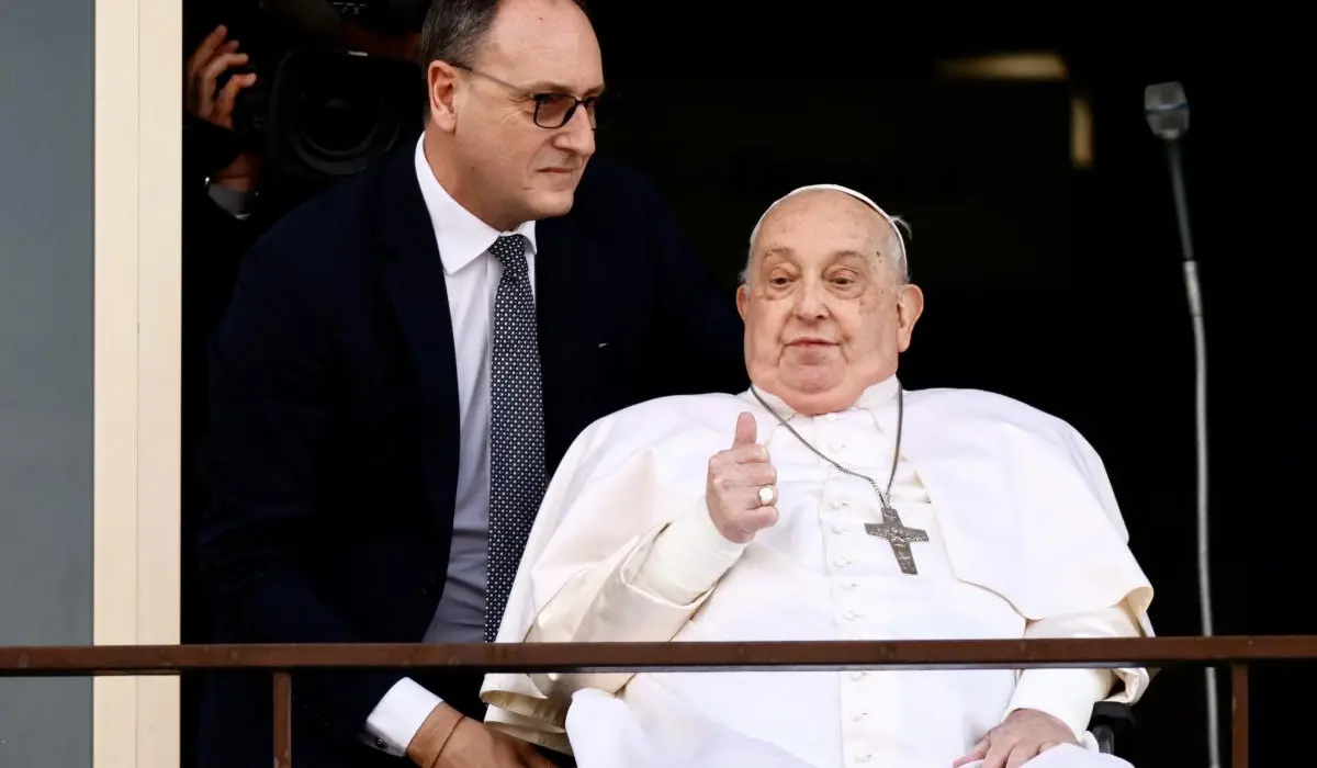 El médico del papa Francisco contó cómo fueron sus últimos minutos: Tenía los ojos abiertos pero no respondía