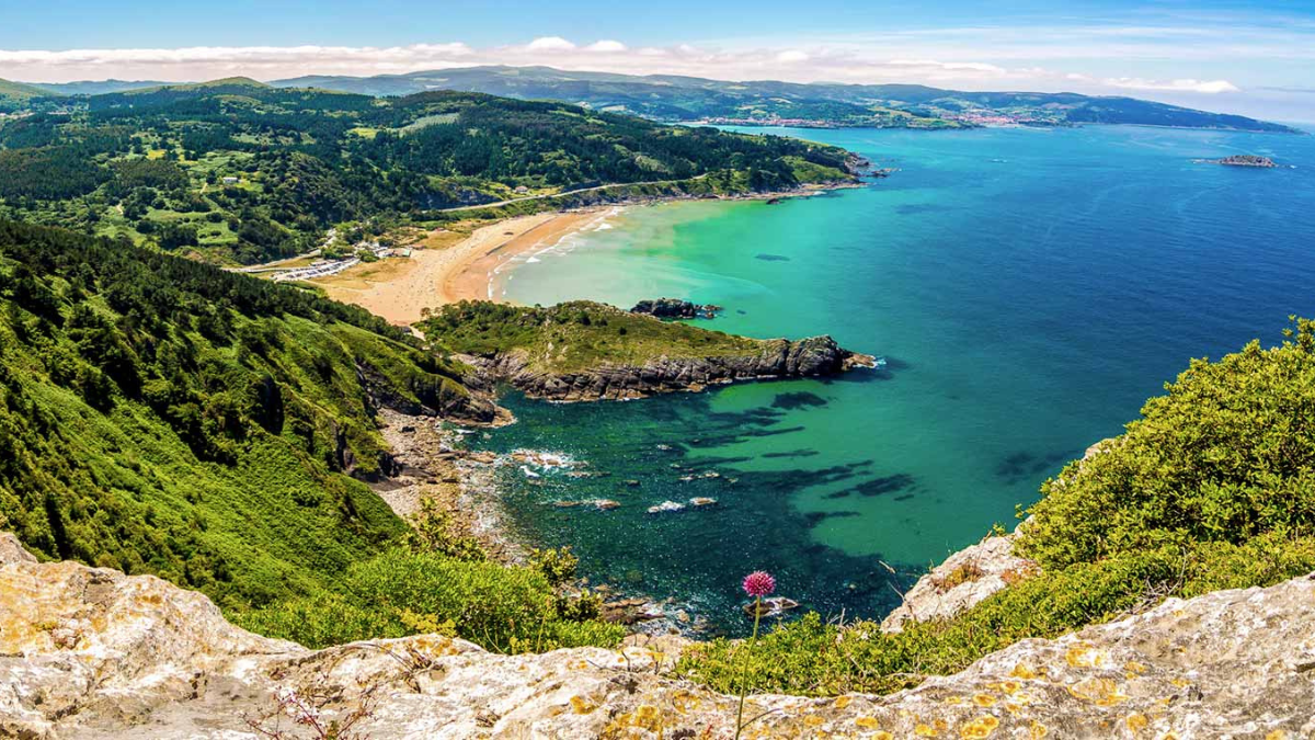 El pueblo costero de España que tiene la playa con las olas más elegidas en el mundo del surf. El pueblo costero de España que tiene la playa con las olas más elegidas en el mundo del surf.