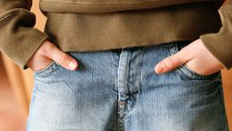 Qué significa caminar con las manos en los bolsillos, según la mirada de la psicología