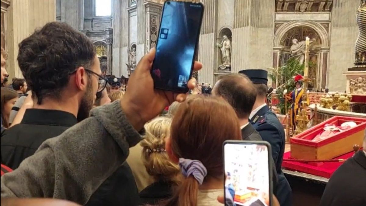 ¿Qué hacen?: algunos desubicados se sacan selfies con el féretro del papa Francisco ¿Qué hacen?: algunos desubicados se sacan selfies con el féretro del papa Francisco