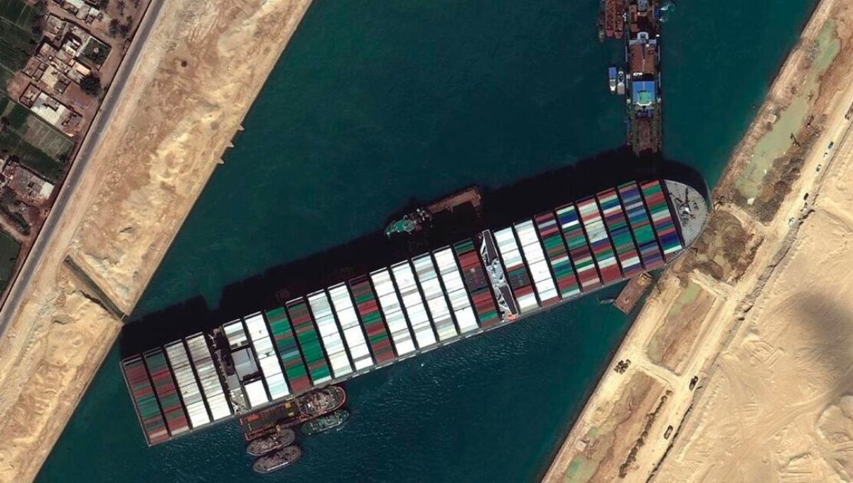 El mega barco encallado que bloqueó el comercio del mundo por una semana