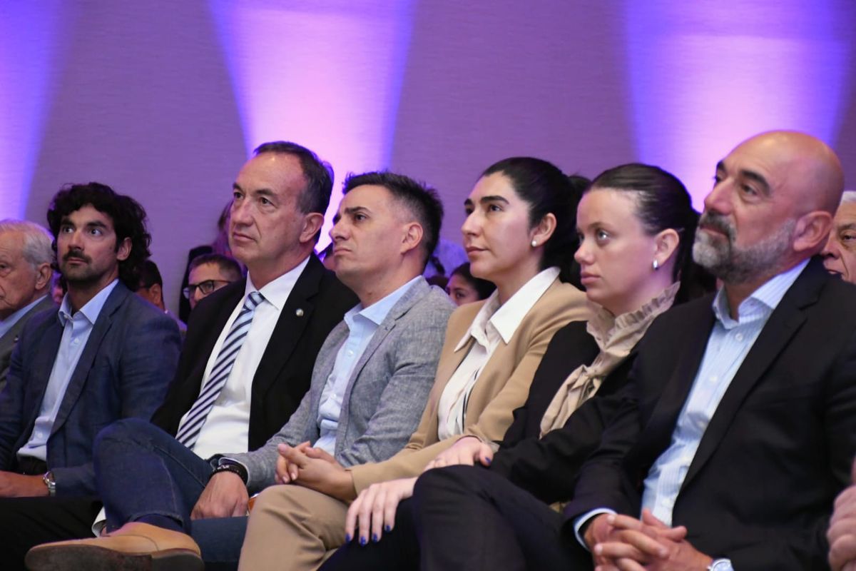 El foro Claves para una Argentina Competitiva. El foro Claves para una Argentina Competitiva.