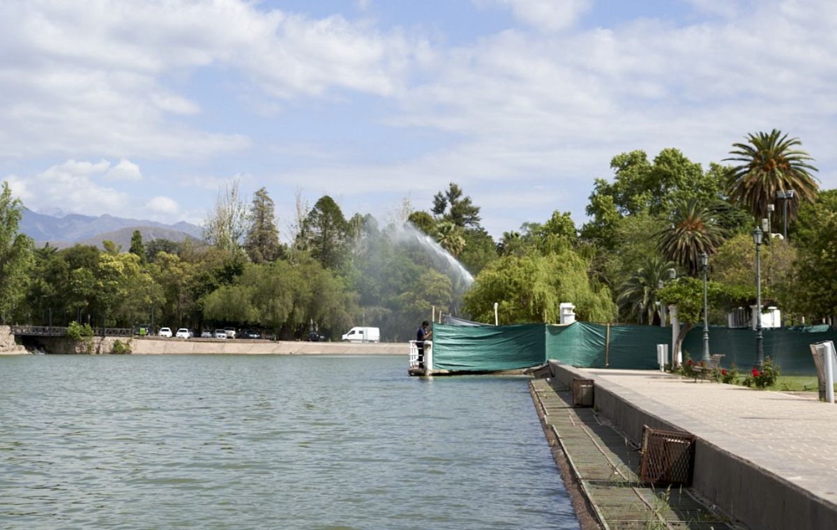 Se realiza la restauración en el muelle del lago en el Parque General San Martín de Mendoza. Se realiza la restauración en el muelle del lago en el Parque General San Martín de Mendoza.