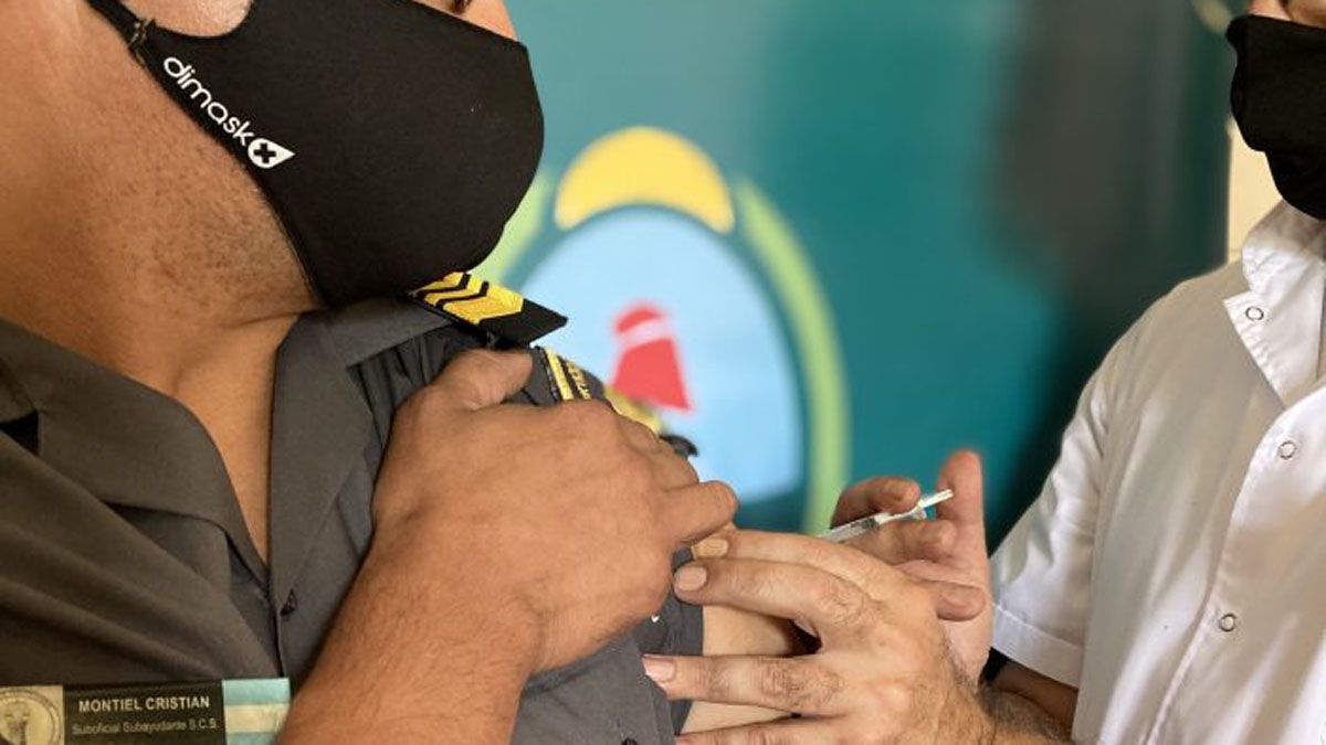 Recibir la vacuna contagiado de coronavirus, ¿puede empeorar el cuadro?