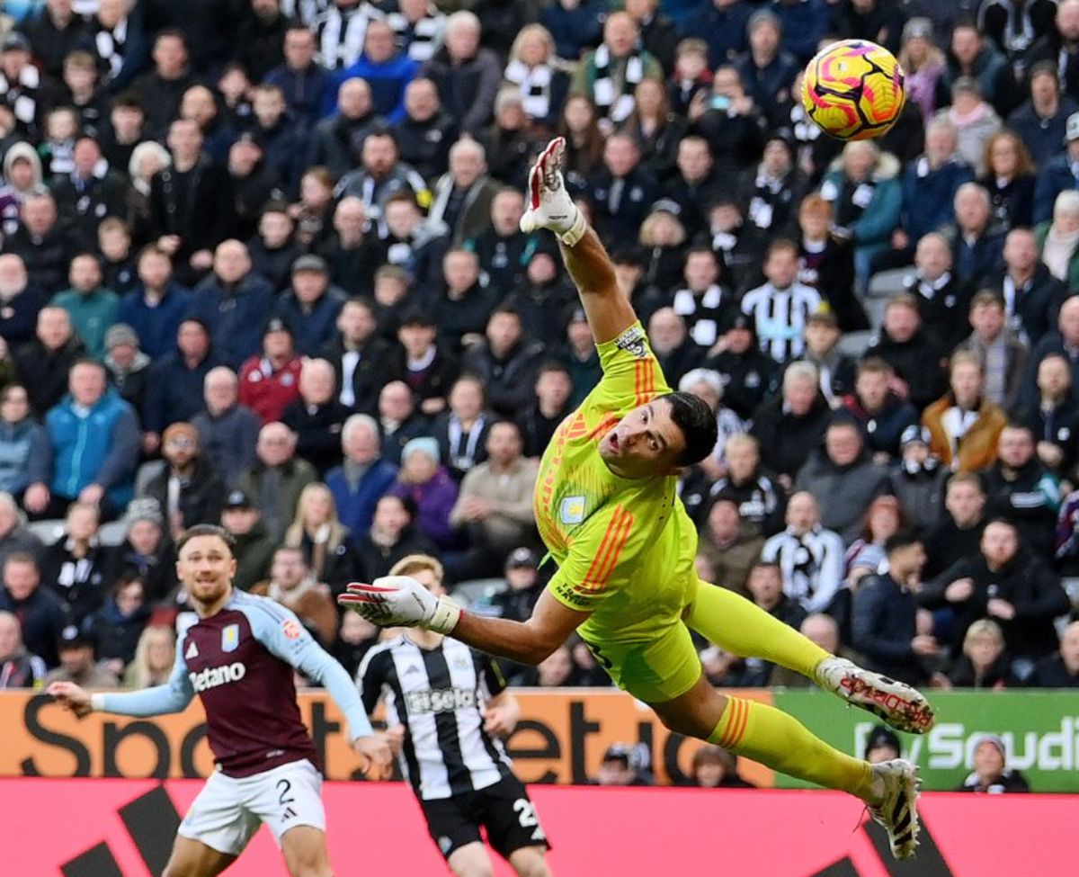 Dibu Martínez no pudo evitar la caída del Aston Villa en el Boxing Day de la Premier League. Dibu Martínez no pudo evitar la caída del Aston Villa en el Boxing Day de la Premier League.