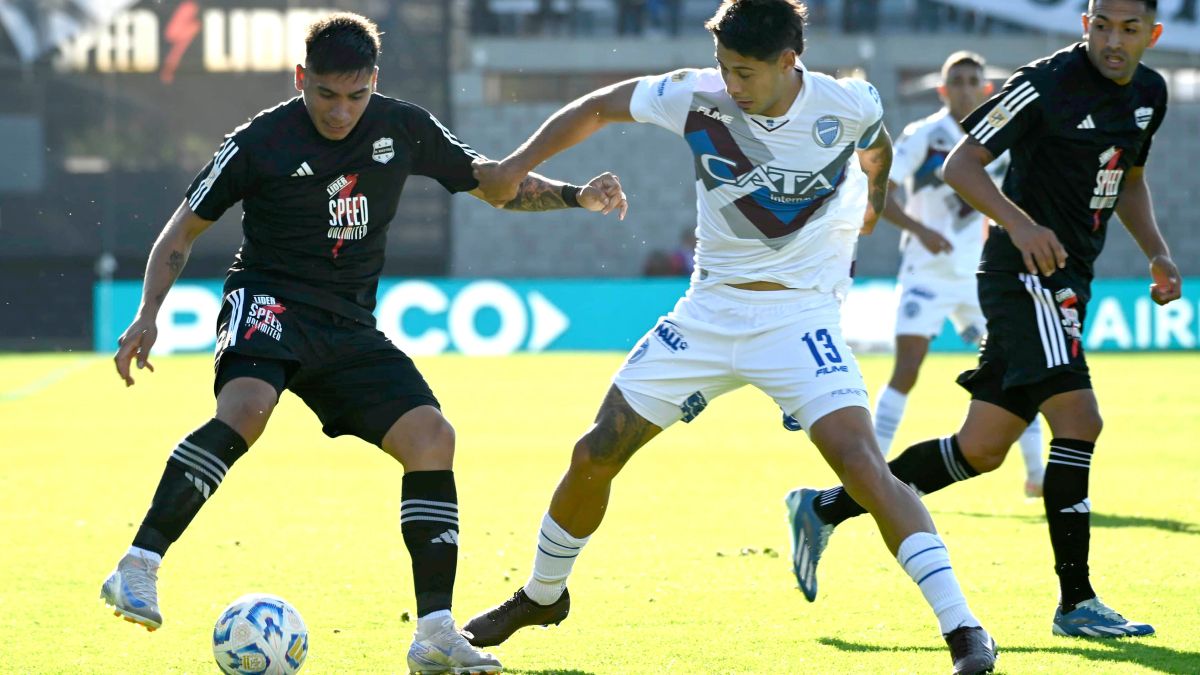 Godoy Cruz visitó a Riestra en el cierre de la fase de grupos del torneo Apertura y sufrió una goleada que lo dejó fuera de playoffs. Godoy Cruz visitó a Riestra en el cierre de la fase de grupos del torneo Apertura y sufrió una goleada que lo dejó fuera de playoffs.