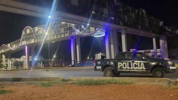 La Policía rescató a un hombre que intentó quemarse a lo bonzo en una pasarela en Godoy Cruz
