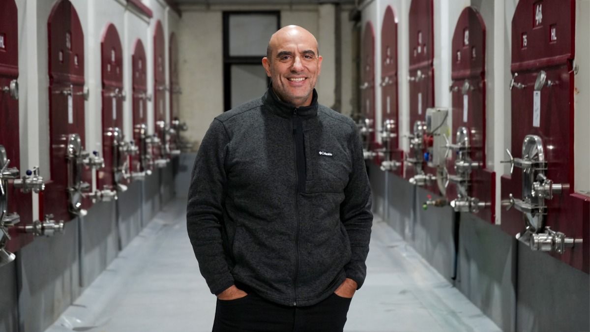 Mauricio Lorca es de Rivadavia, tiene 54 años y desde los 21 que desarrolla una admirable carrera en el mundo del vino. Mauricio Lorca es de Rivadavia, tiene 54 años y desde los 21 que desarrolla una admirable carrera en el mundo del vino.