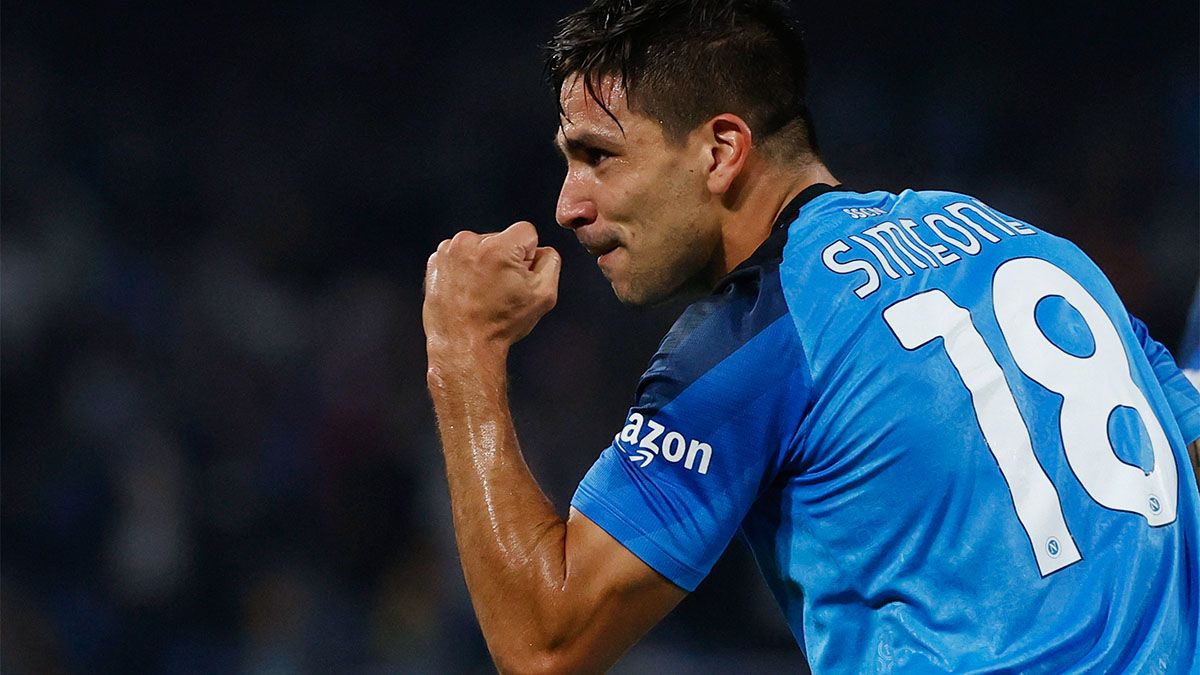 Giovanni Simeone marcó un doblete para Nápoli en la Champions League.