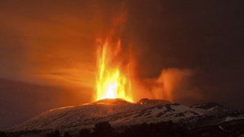 Espectacular erupción del volcán Etna en Sicilia