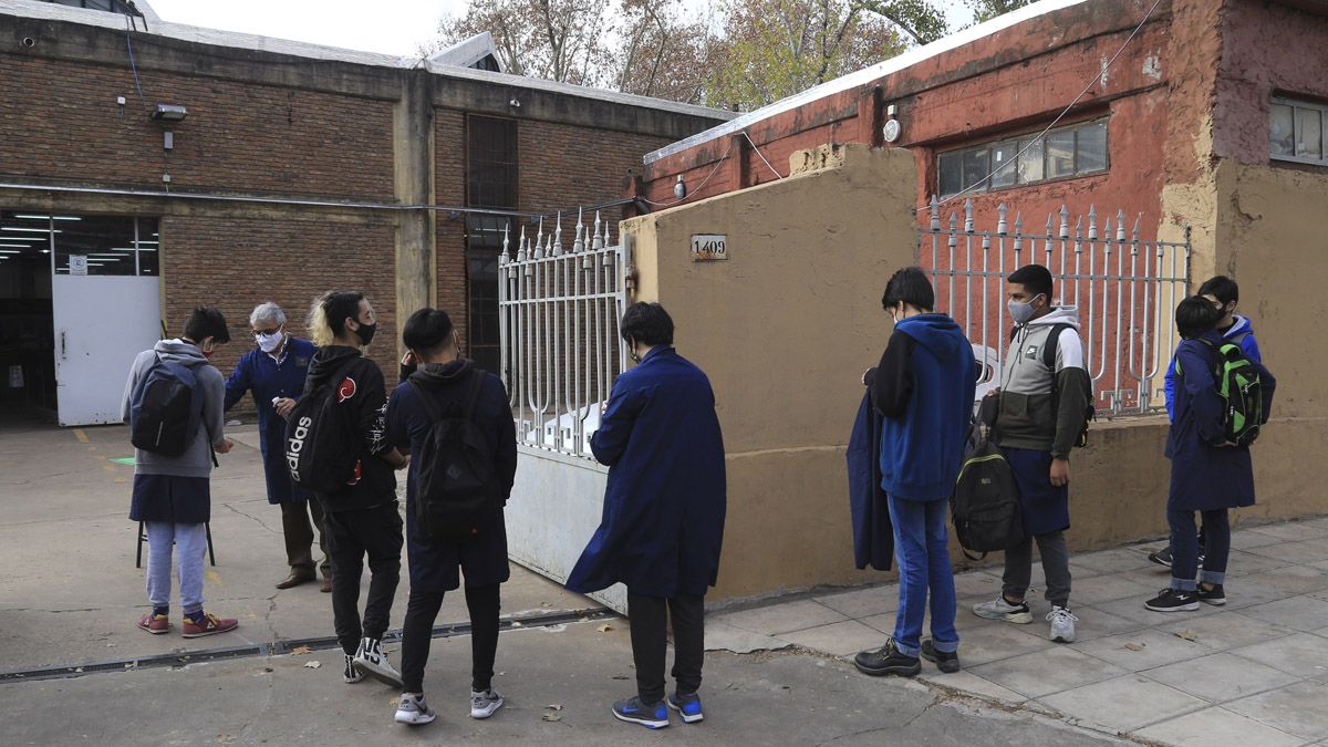 Este lunes fueron poco más de 22 mil los nuevos casos de Covid en Argentina. Mientras se produce esta tendencia a la baja aumenta la presencialidad en las escuelas secundarias porteñas.