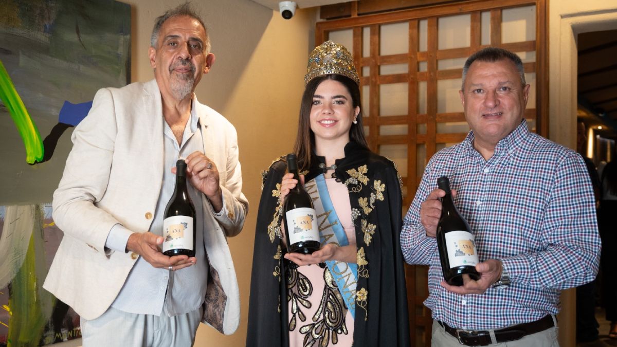 Fabián Sama, subsecretario de Cultura de Mendoza; Ana Laura Verde, Reina Nacional de la Vendimia; y Walter Formica, director general de Verallia. Fabián Sama, subsecretario de Cultura de Mendoza; Ana Laura Verde, Reina Nacional de la Vendimia; y Walter Formica, director general de Verallia.