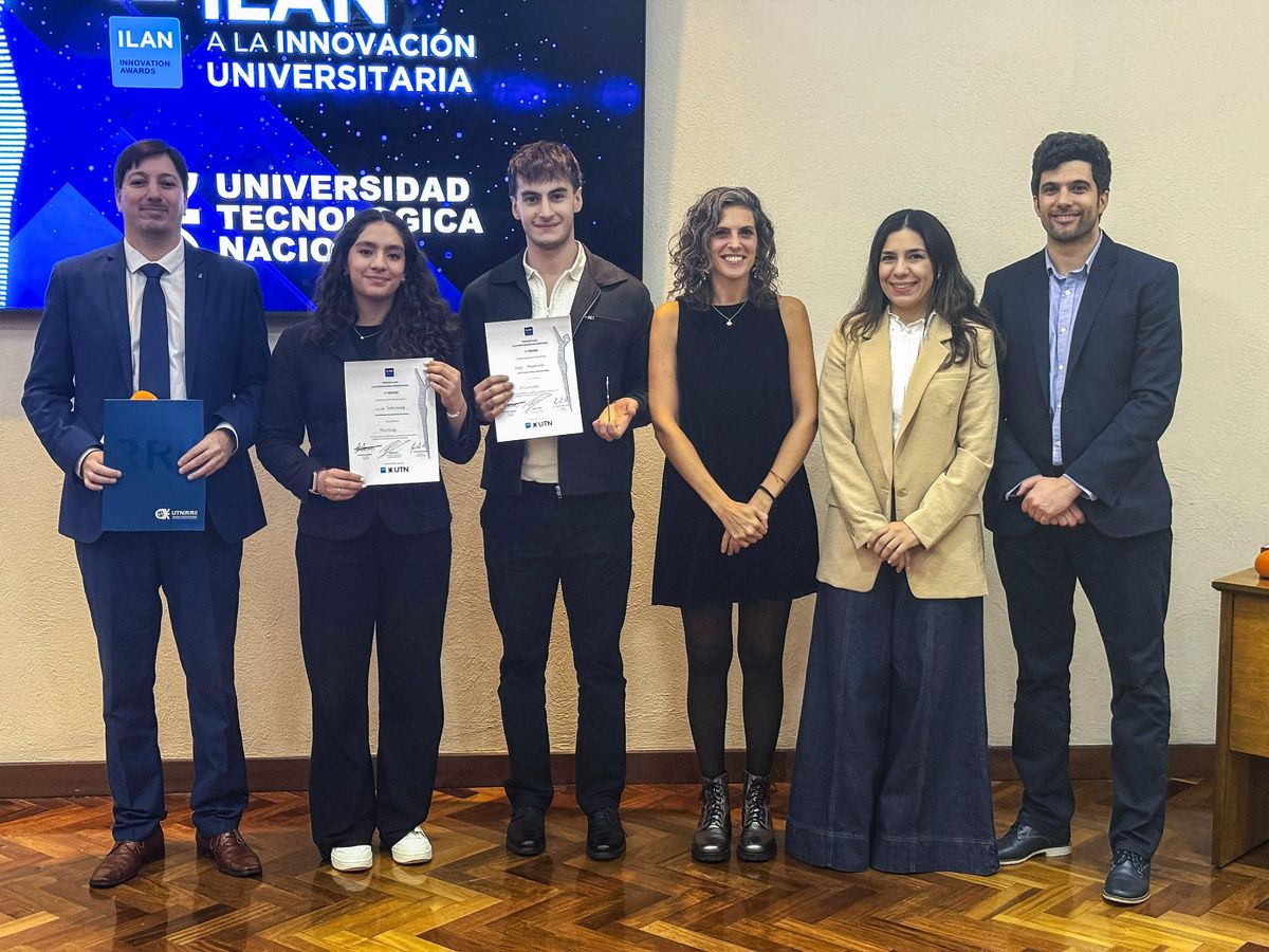 En la Universidad Tecnológica Nacional (UTN) recibiendo el premio. En la Universidad Tecnológica Nacional (UTN) recibiendo el premio.