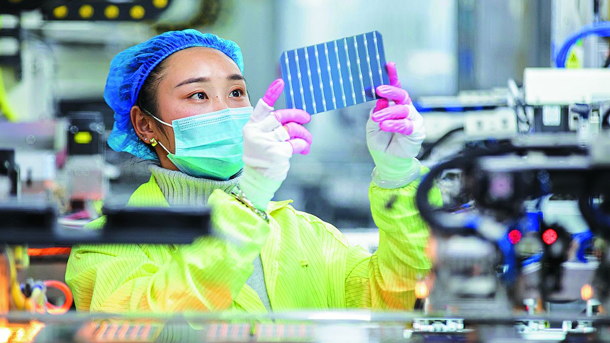 Una empleada revisa un panel fotovoltaico en una planta de producción en Haian, provincia de Jiangsu. ZHAI HUIYONG / PARA CHINA DAILY