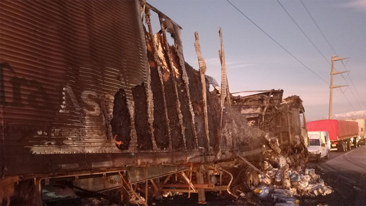 Gendarmería se encargó de desviar el tránsito y de despejar la zona.