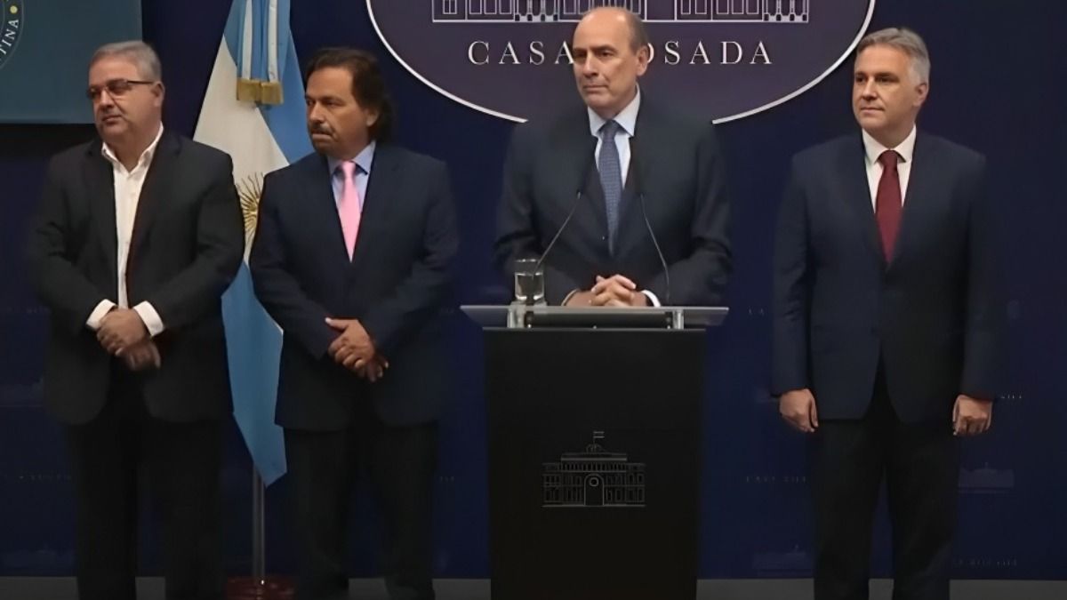 De izquierda a derecha: el gobernador de Catamarca, Raúl Jalil; el de Salta, Gustavo Sáenz; el ministro del Interior, Guillermo Francos; y el gobernador de Córdoba, Martín Llaryora.
