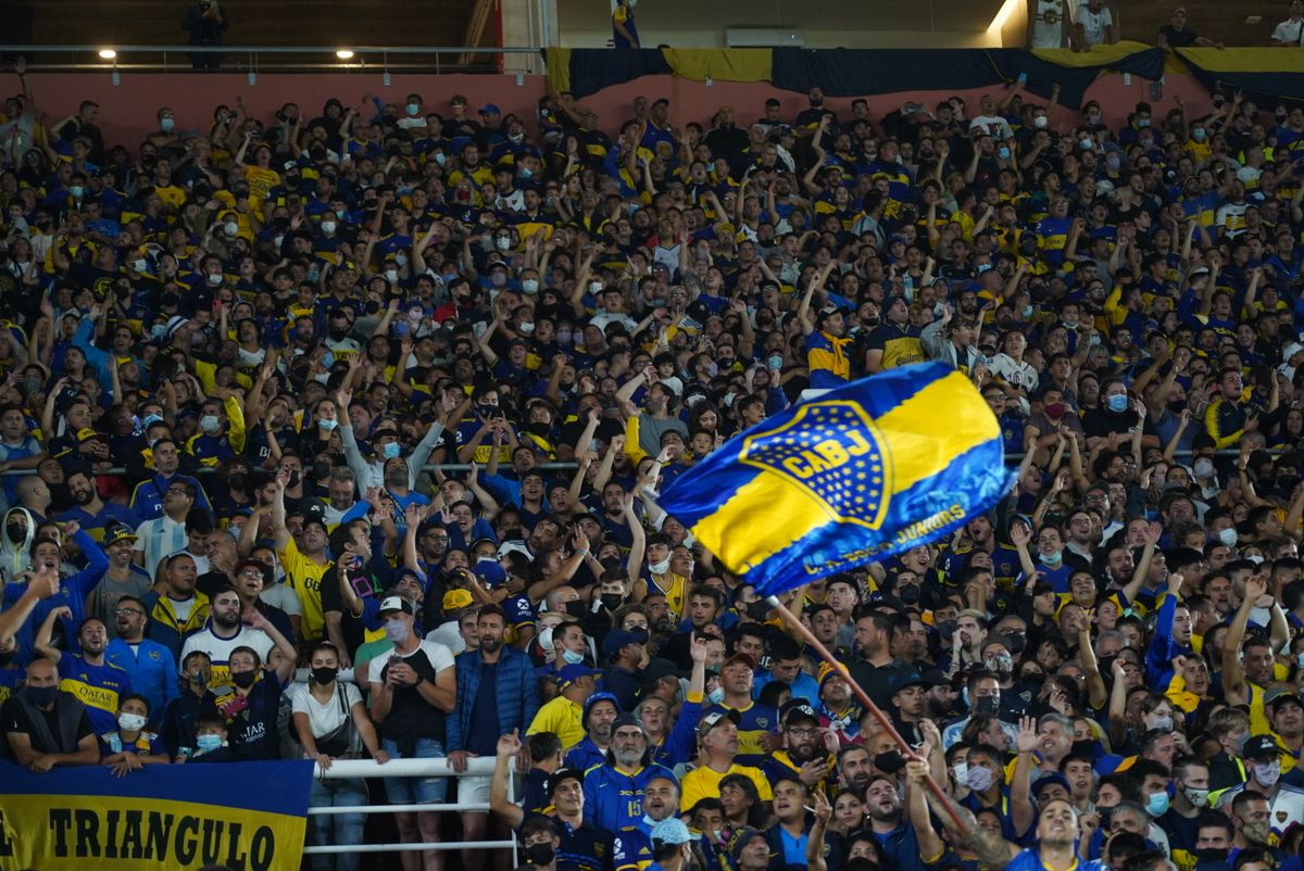 Un hincha de Boca le hizo gestos racistas a un simpatizante de Corinthians,