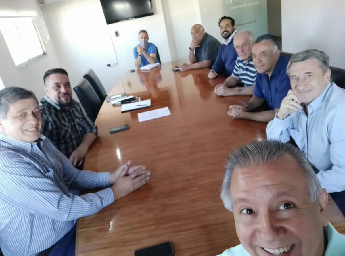 La imagen que compartieron en sus redes los dirigentes de Cambia Ya tras el encuentro en marzo. Orozco los citó en el edificio municipal para desarrollar planes en conjunto.