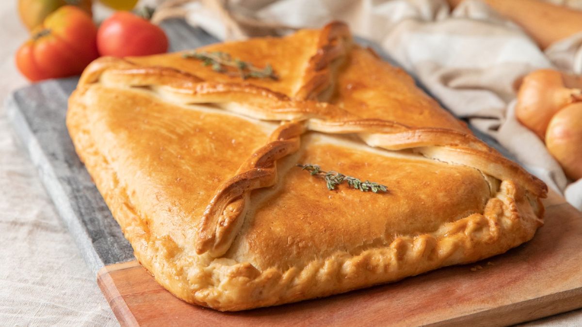 Empanada gallega, la receta riquísima con pocos ingredientes y con masa casera crujiente. Empanada gallega, la receta riquísima con pocos ingredientes y con masa casera crujiente.