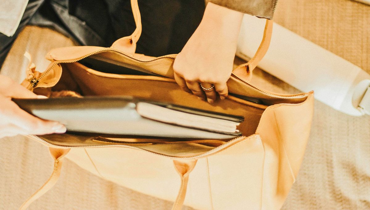 Ten cuidado con telas delicadas que puedan dañarse en contacto con el vinagre. Ten cuidado con telas delicadas que puedan dañarse en contacto con el vinagre.