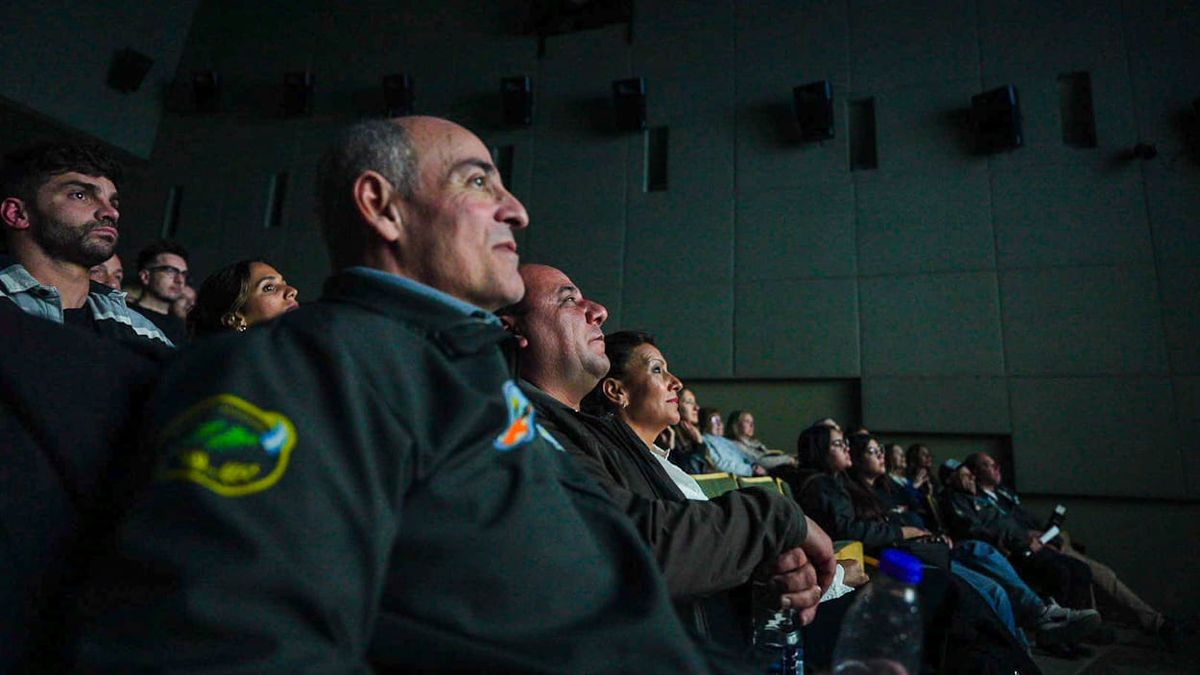 Carlos García, presidente local de la Agrupación Antártica Argentina, junto a la periodista Marcela Navarro y el camarógrafo Diego Sosa. Carlos García, presidente local de la Agrupación Antártica Argentina, junto a la periodista Marcela Navarro y el camarógrafo Diego Sosa.